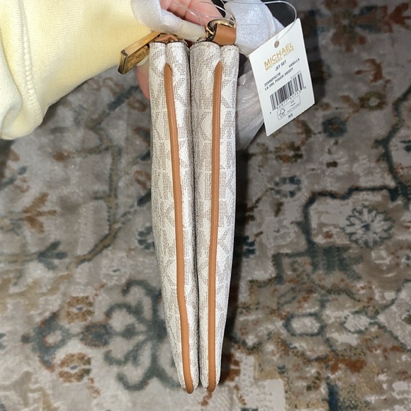 Michael Kors Side Satschel with adjustable length. - Picture 4 of 4